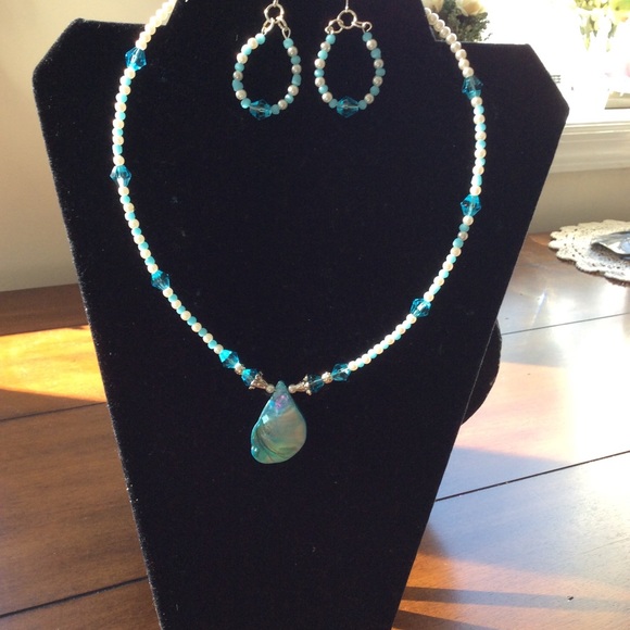 Hand Crafted Beaded Beautiful Necklace & Earring Set - Picture 3 of 4